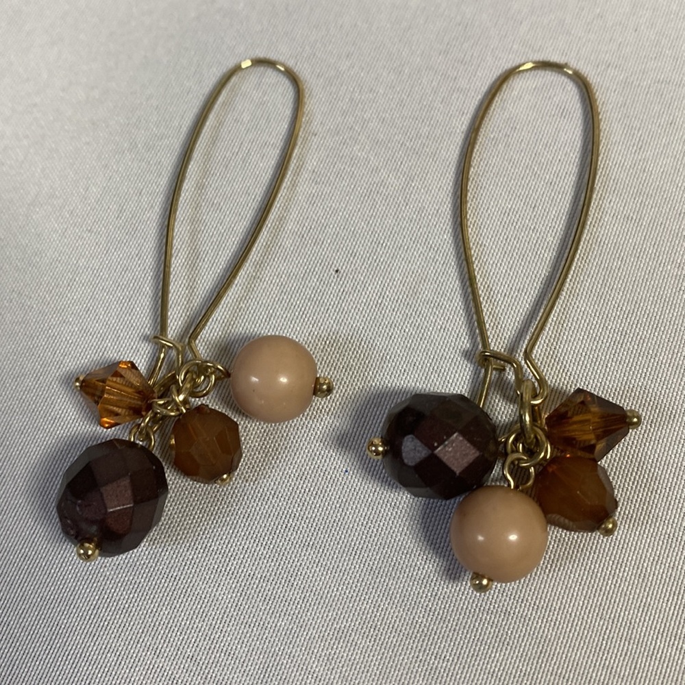 Pretty loop wire with neutral faceted beads earrings